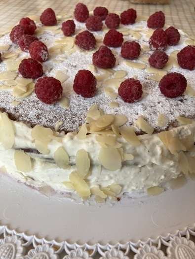 Бисквитный торт с вареньем из крыжовника