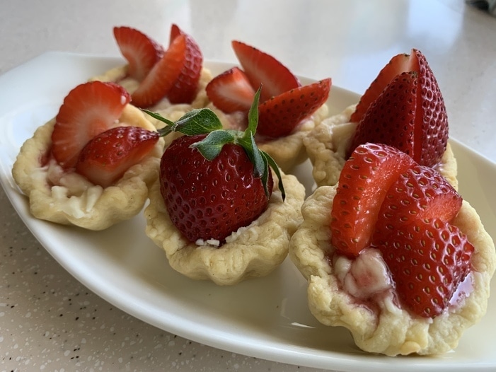 Тарталетки с белым шоколадом и клубникой 
