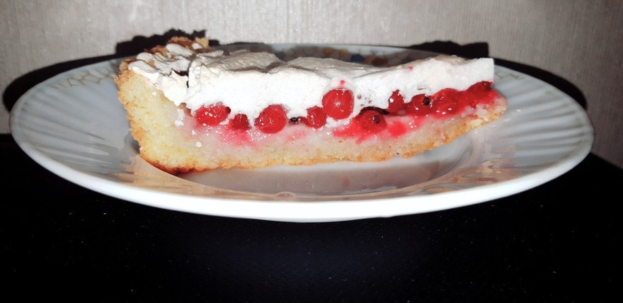 Тарт с красной смородиной и меренгой