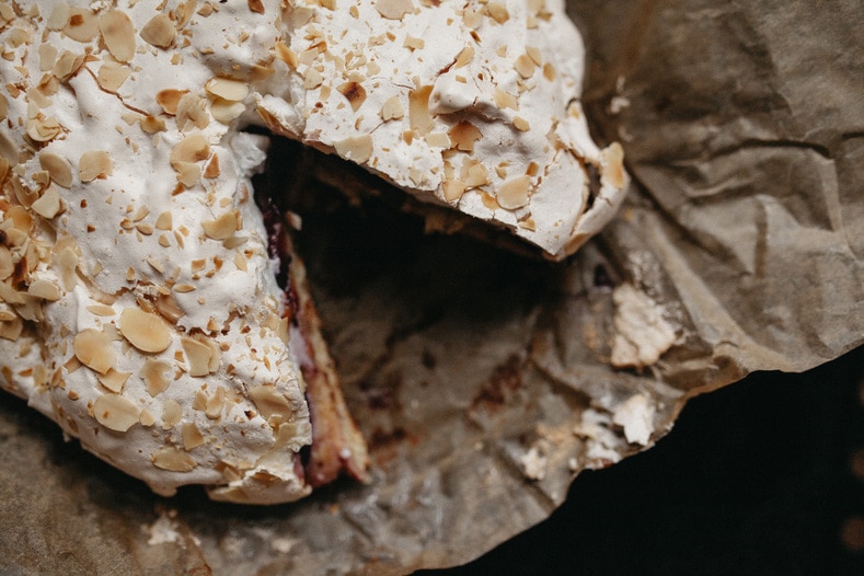 Люсин пирог со сливами и меренгой