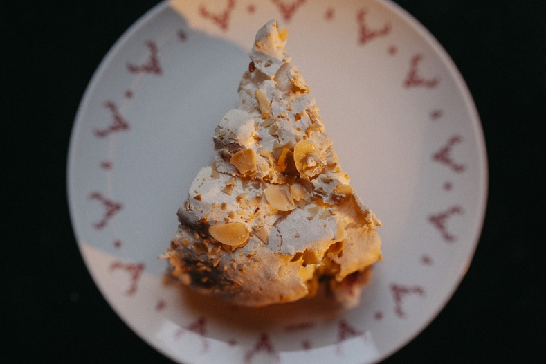 Люсин пирог со сливами и меренгой