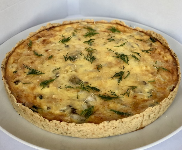 Киш с копченой рыбой, шпинатом и хреном 