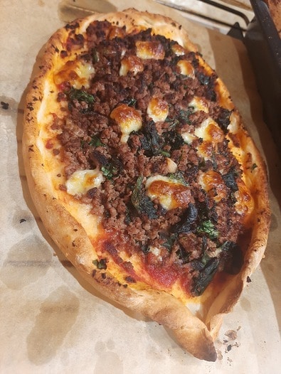 Открытый пирог с пряной говядиной по-турецки