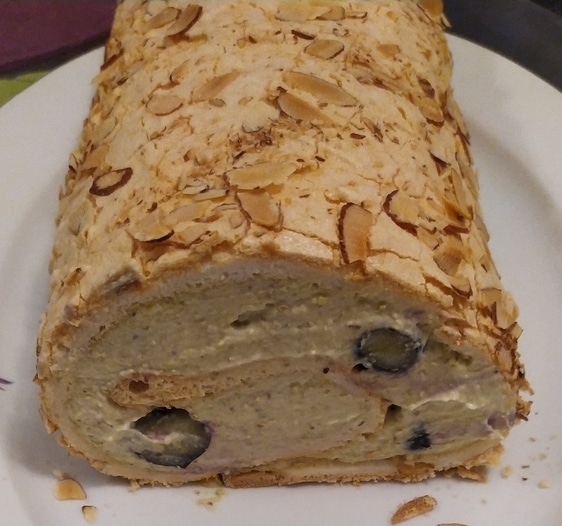 Меренговый рулет с фисташковым кремом и малиной