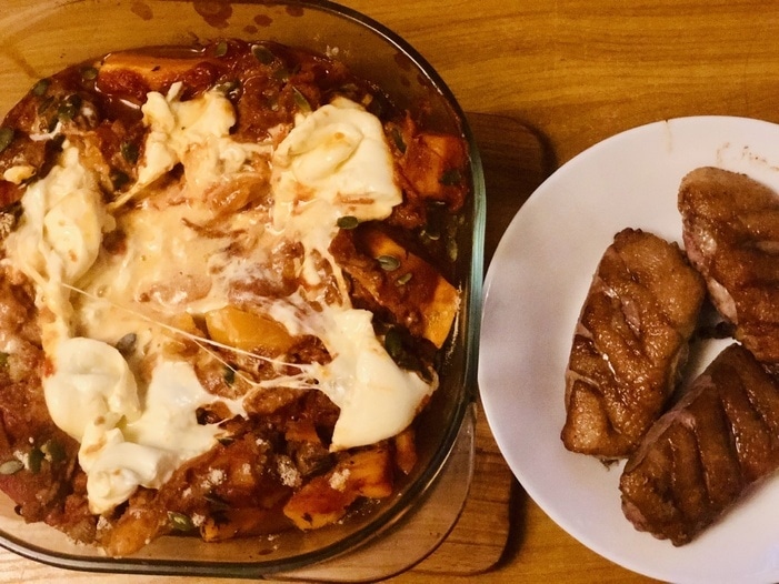 Запеканка из тыквы с томатным соусом, козьим сыром и семечками