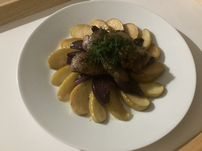 Куриная печень с яблоками и красным луком