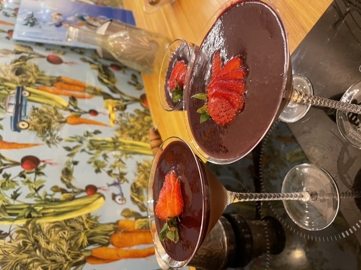 Шоколадный мусс с ягодным соусом