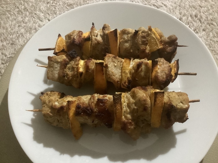 Свинина на шпажках с апельсинами и тимьяном