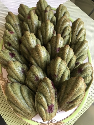 Лимонное печенье «Мадлен» с голубикой