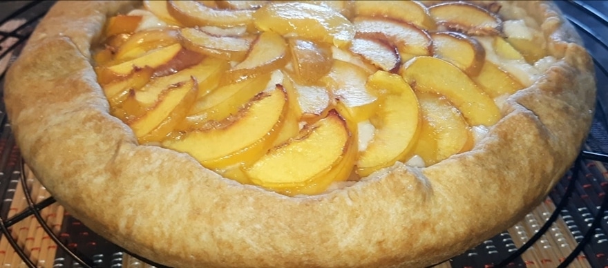 Галета с творогом, нектаринами и шоколадной прослойкой