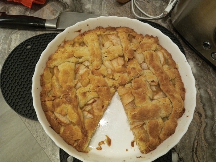 Бабушкин пирог из песочного теста с вареньем