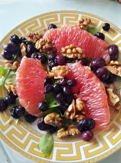 Салат с грейпфрутом, черникой, грецким орехом и руколой