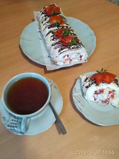 Меренговый рулет с кремом шантильи и малиной