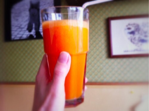 Фруктово-овощной смузи: морковь + яблоко + апельсин