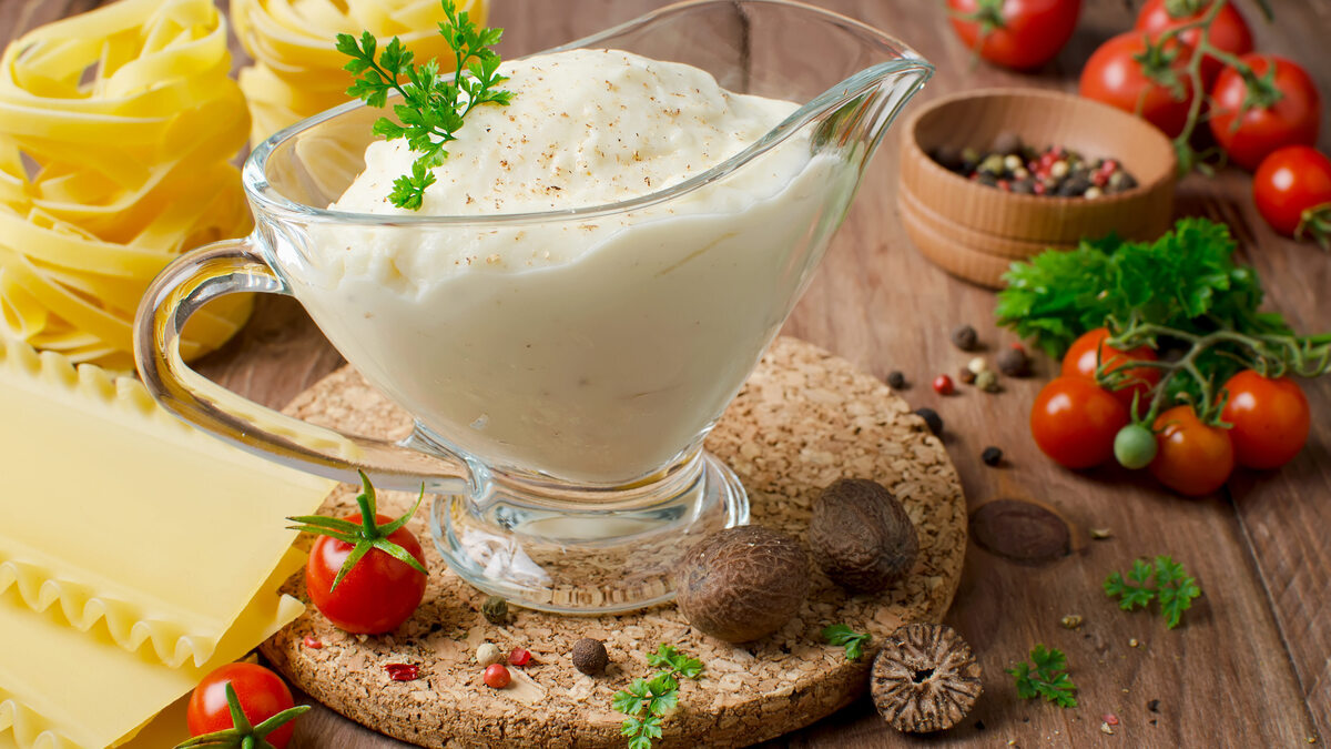 6 рецептов соуса бешамель на любой вкус: с сыром, йогуртом, грибами и горчицей