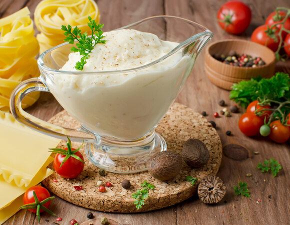 6 рецептов соуса бешамель на любой вкус: с сыром, йогуртом, грибами и горчицей