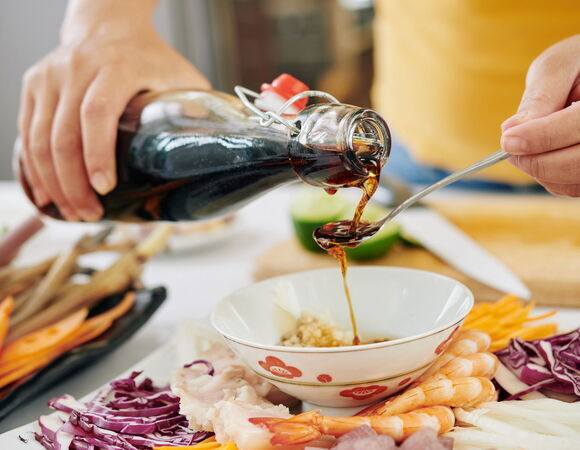 Соевый соус: особенности и применение в кулинарии