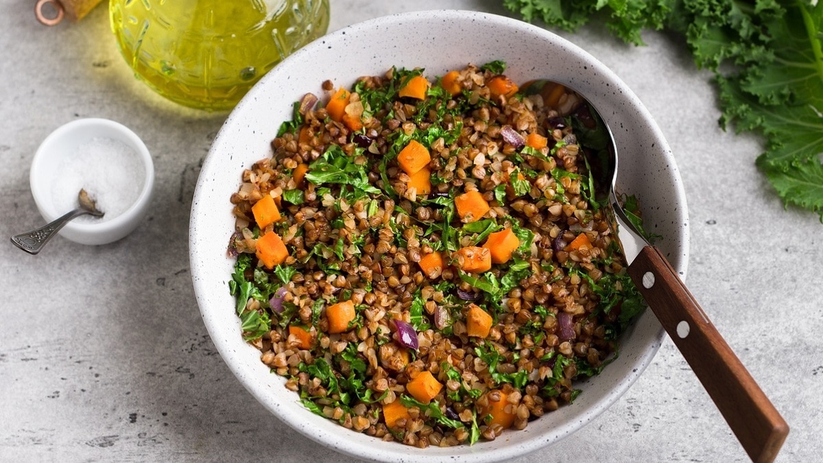 7 идей, как приготовить гречку, чтобы попросили добавки