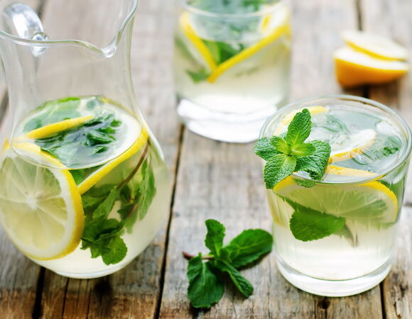 Освежающие напитки с мятой: 7 простых рецептов для жарких дней