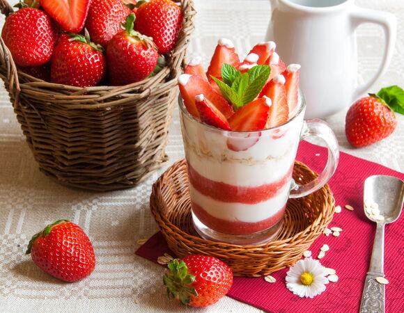 Что приготовить из свежей клубники на десерт: 5 рецептов от «Едим Дома»
