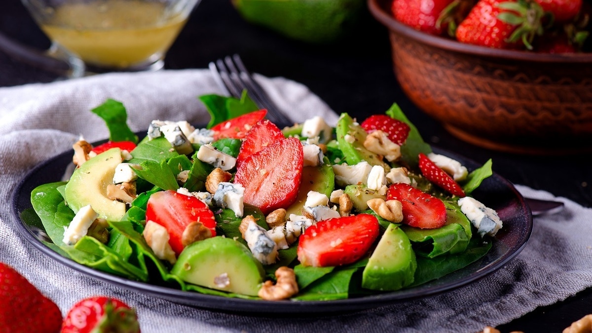 Салаты из первых весенних овощей, ягод и зелени: 10 простых рецептов от «Едим Дома» Салаты из первых весенних овощей, ягод и зелени: 10 простых рецептов от «Едим Дома»