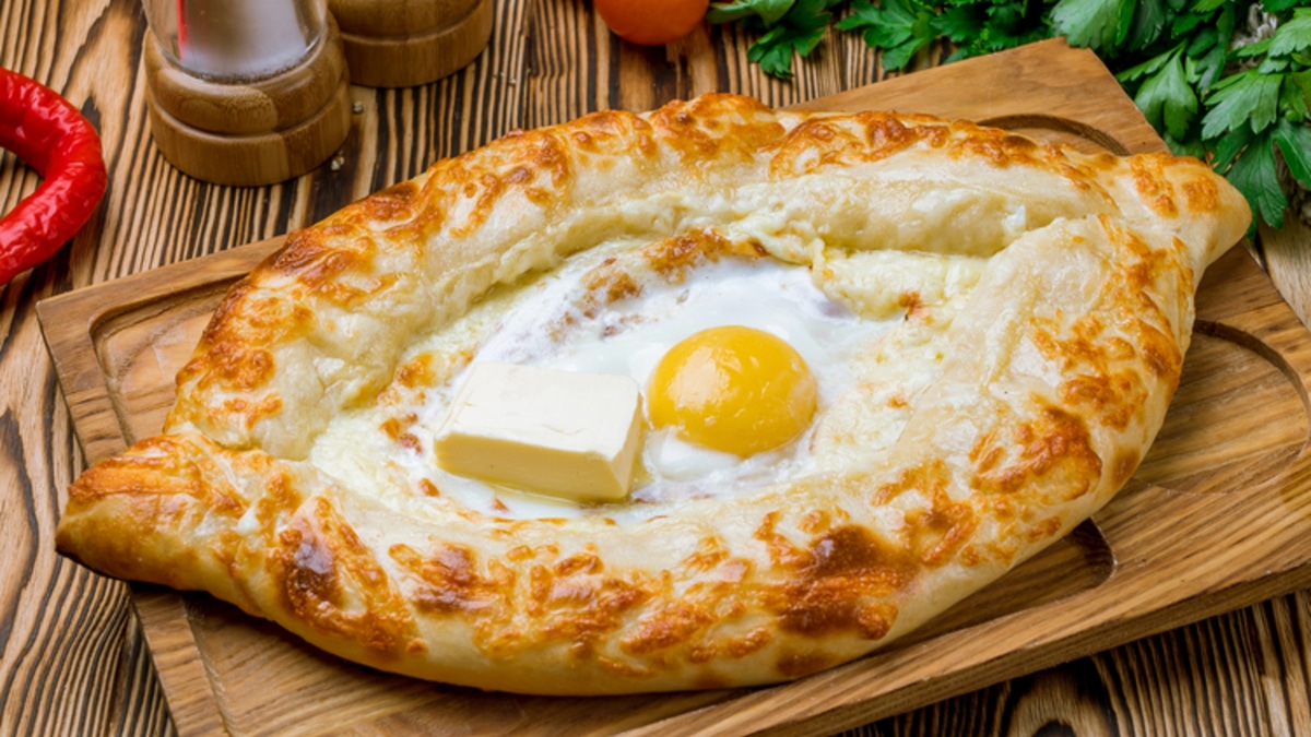 Готовим хачапури по-аджарски: все секреты и тонкости Готовим хачапури по-аджарски: все секреты и тонкости