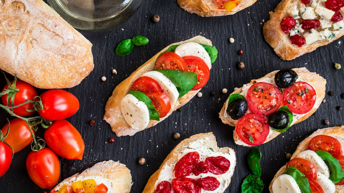 Новогодняя брускетта: 7 праздничных закусок для большой компании