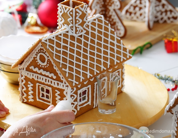 Новогодний пряничный домик из картона — 5 красивых примеров оформления