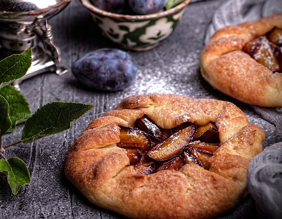 Домашняя выпечка со сливами: 20 лучших рецептов от «Едим Дома»