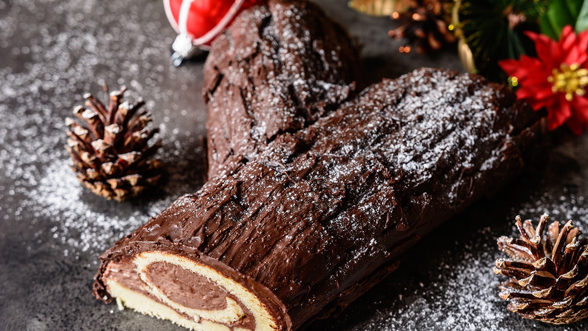 Сладкие традиции: готовим торт «Рождественское полено»