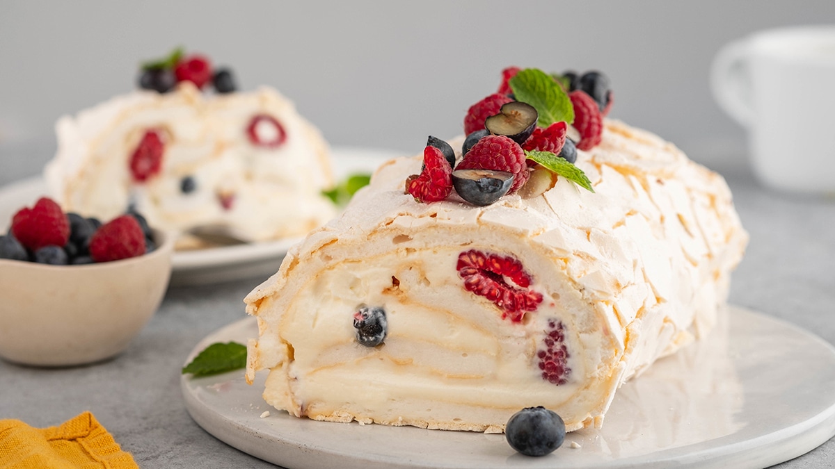 Как приготовить меренговый рулет