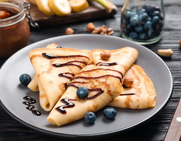 Почему блины прилипают к сковороде и рвутся