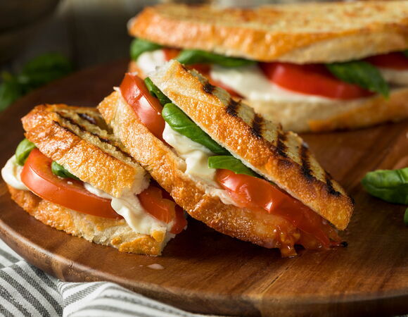 Пора подкрепиться: рецепты горячих бутербродов на гриле