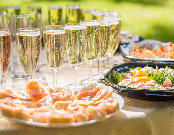 Пикник по случаю: что приготовить на праздничный стол на даче