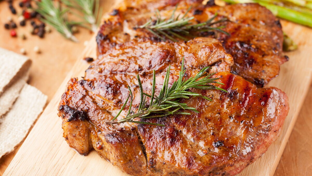 К барбекю готовы: рецепты маринования стейков из свинины К барбекю готовы: рецепты маринования стейков из свинины