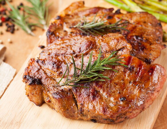 К барбекю готовы: рецепты маринования стейков из свинины