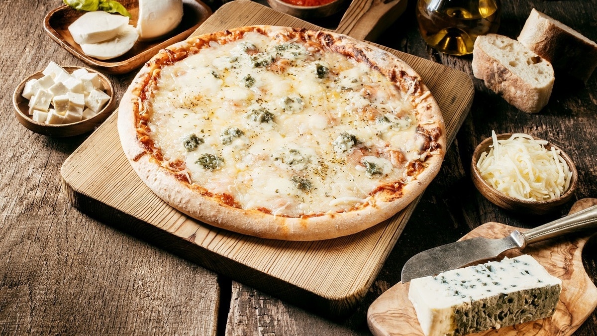 Во Франции приготовили рекордную сырную пиццу