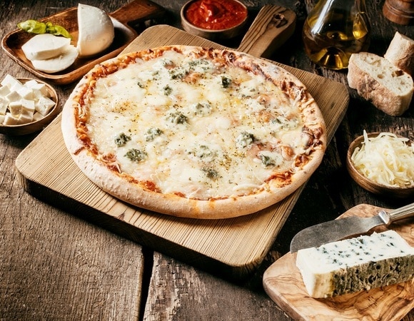 Во Франции приготовили рекордную сырную пиццу