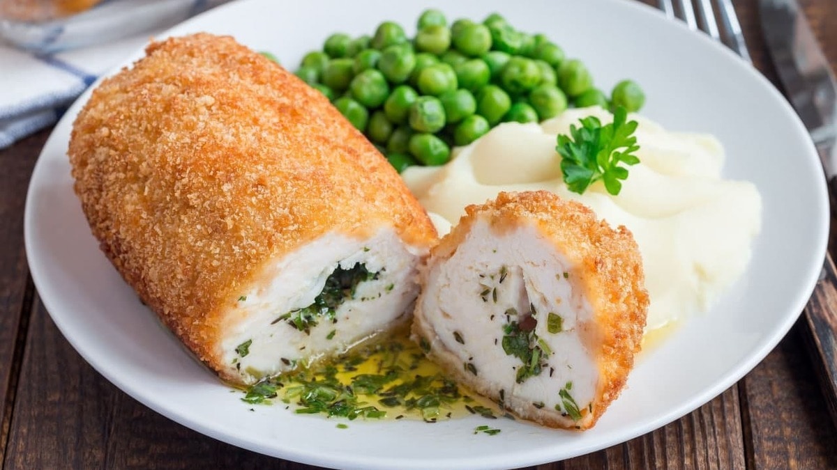 Украинский повар рассказал, как готовить настоящие котлеты по-киевски Украинский повар рассказал, как готовить настоящие котлеты по-киевски