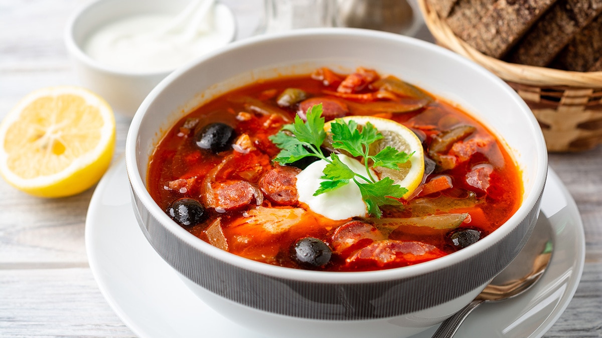 Олег жарит! Наваристая солянка по фирменному рецепту Олег жарит! Наваристая солянка по фирменному рецепту