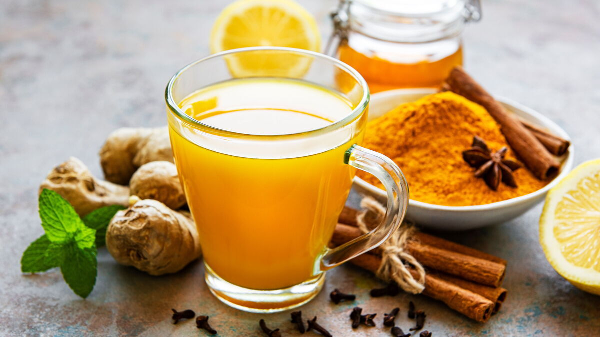 3 добавки в чай, которые сделают его полезнее: куркума, имбирь, молоко 3 добавки в чай, которые сделают его полезнее: куркума, имбирь, молоко