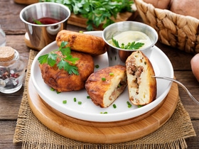 Котлеты с начинкой: учимся готовить вкусные зразы