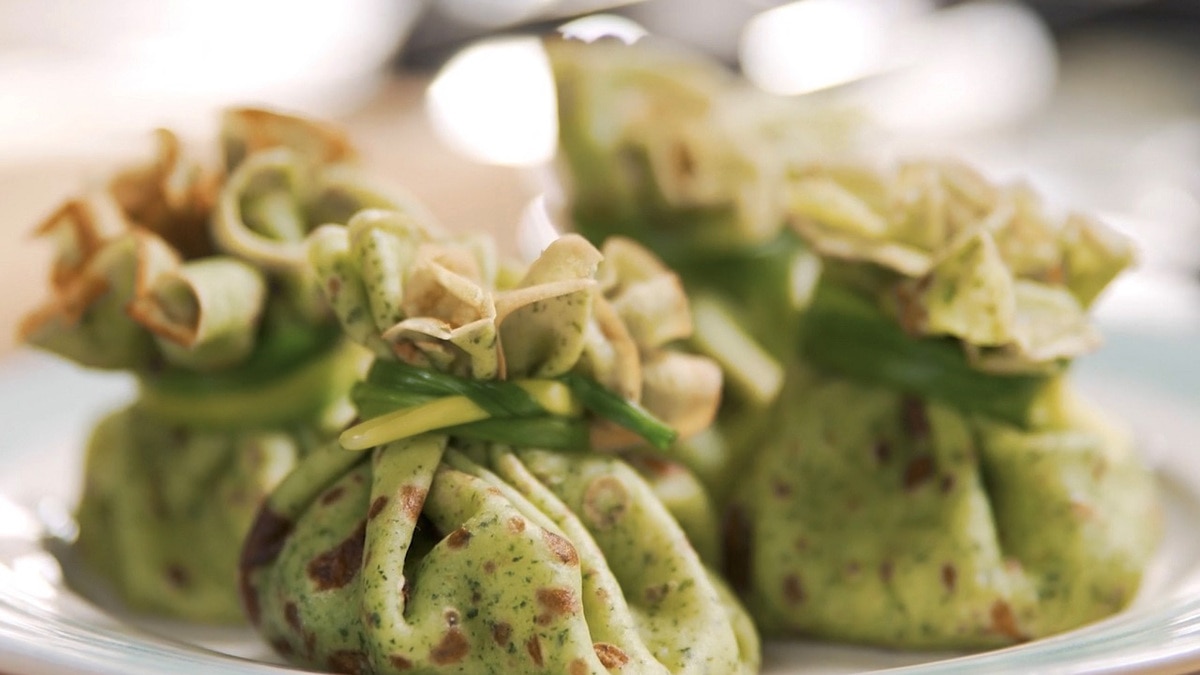 Олег жарит! Шпинатные блинчики с сырными начинками