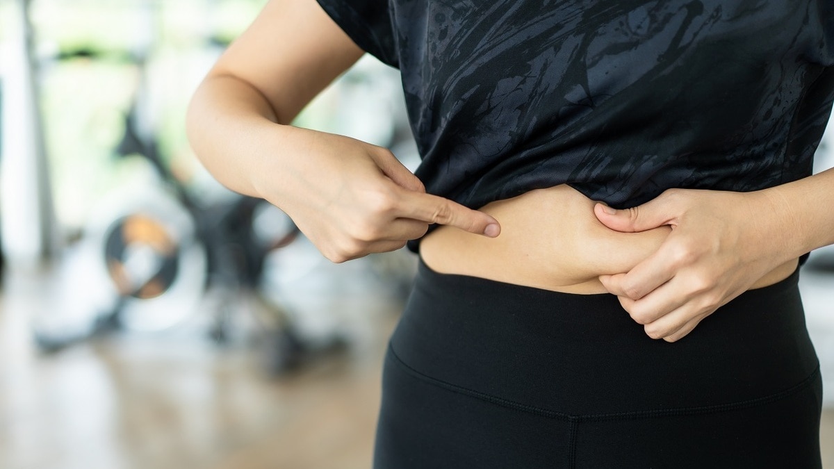 Ученые назвали привычки, из-за которых образуется жир на животе