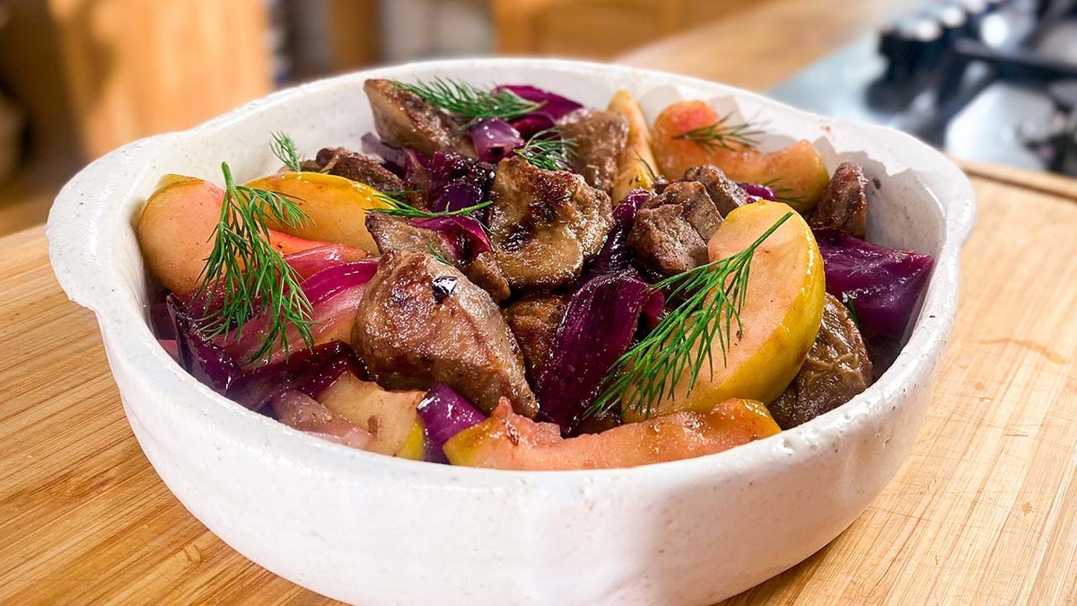 Олег жарит! Куриная печень с яблоками и красным луком Олег жарит! Куриная печень с яблоками и красным луком