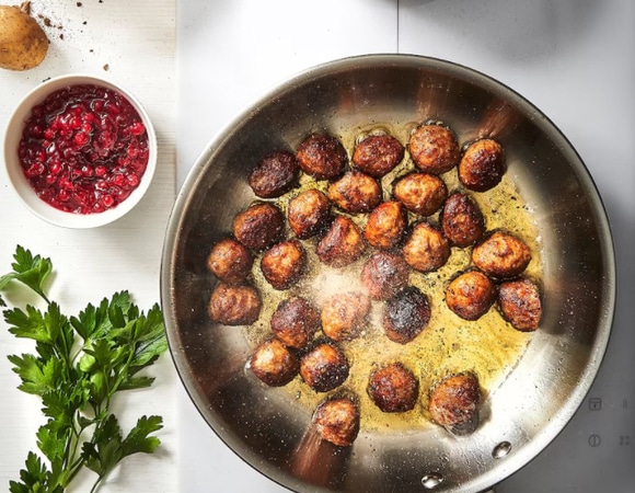 Фирменные фрикадельки из «Икеи» продают на «Авито»