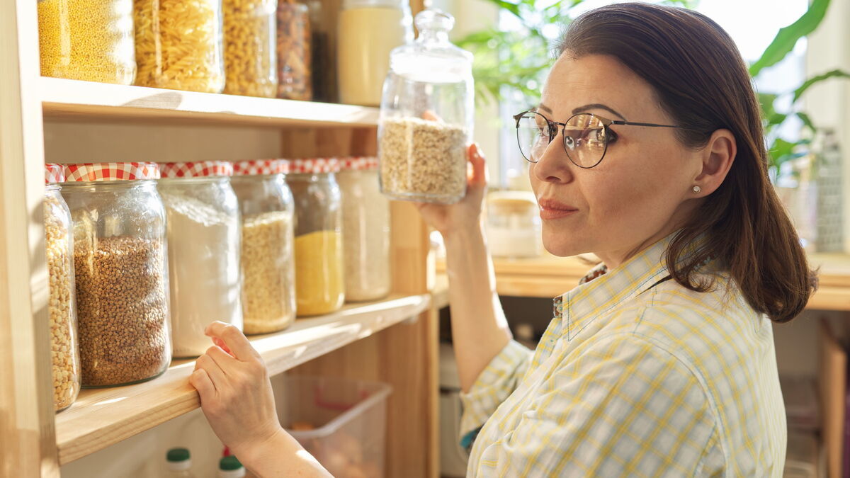 Специалист рассказала, почему нельзя хранить крупы на верхних полках