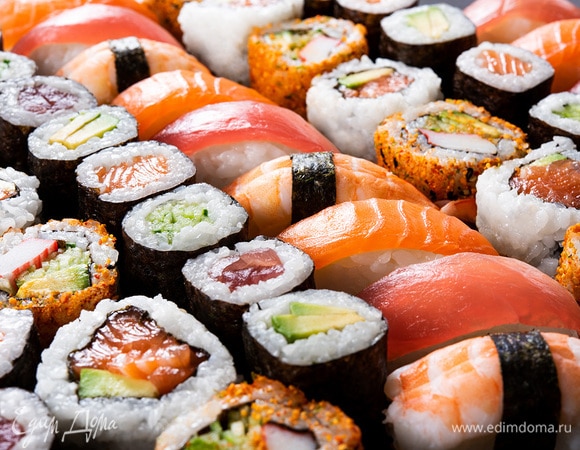 Диетолог рассказал, почему опасно есть суши и роллы