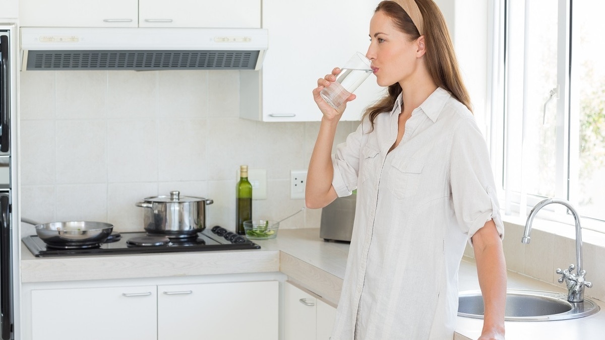 Вредно ли пить во время еды? Врач ответила на популярный вопрос