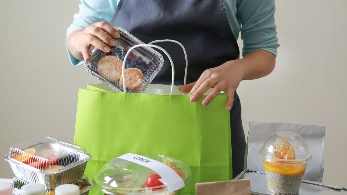 Россияне начали экономить на доставке еды из ресторанов Россияне начали экономить на доставке еды из ресторанов